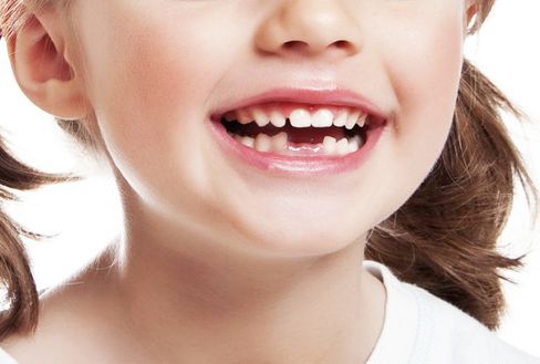 Как удаляют молочные зубы детям?