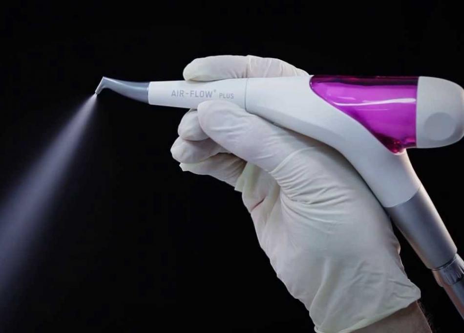 Профессиональная чистка зубов Air Flow: показания и противопоказания.