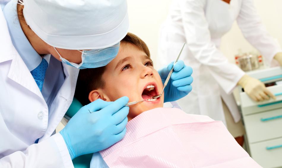 Удаление молочных зубов у детей.