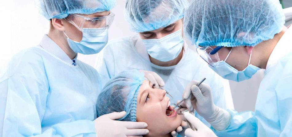 С чем обращаются к стоматологу-хирургу?