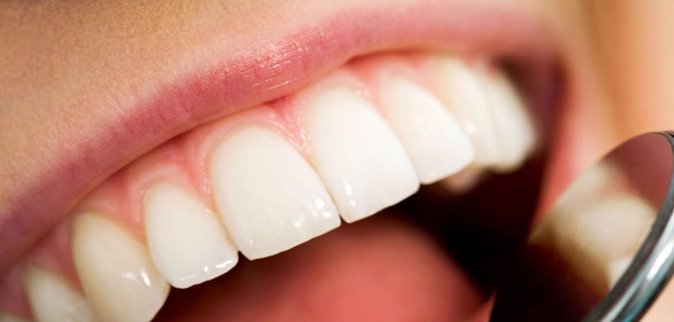 Гингивопластика зубов: когда надо делать операцию?